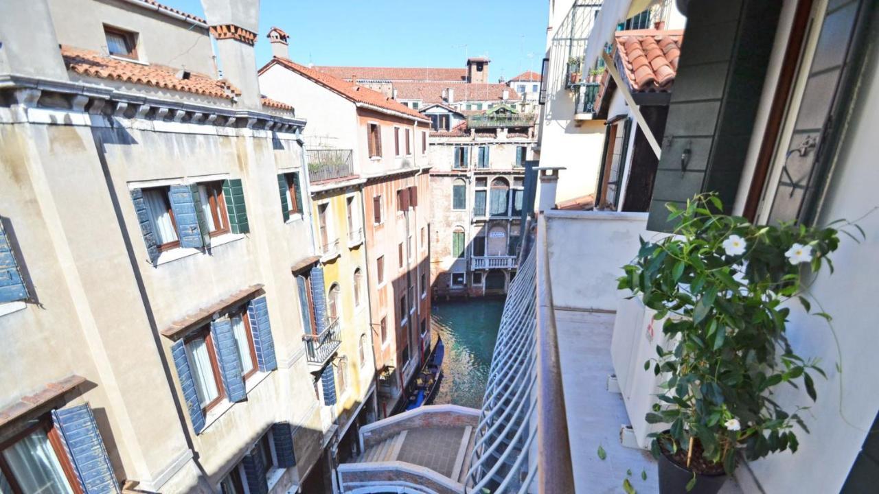 Ai Bareteri Luxury Canal View Venice Exterior photo