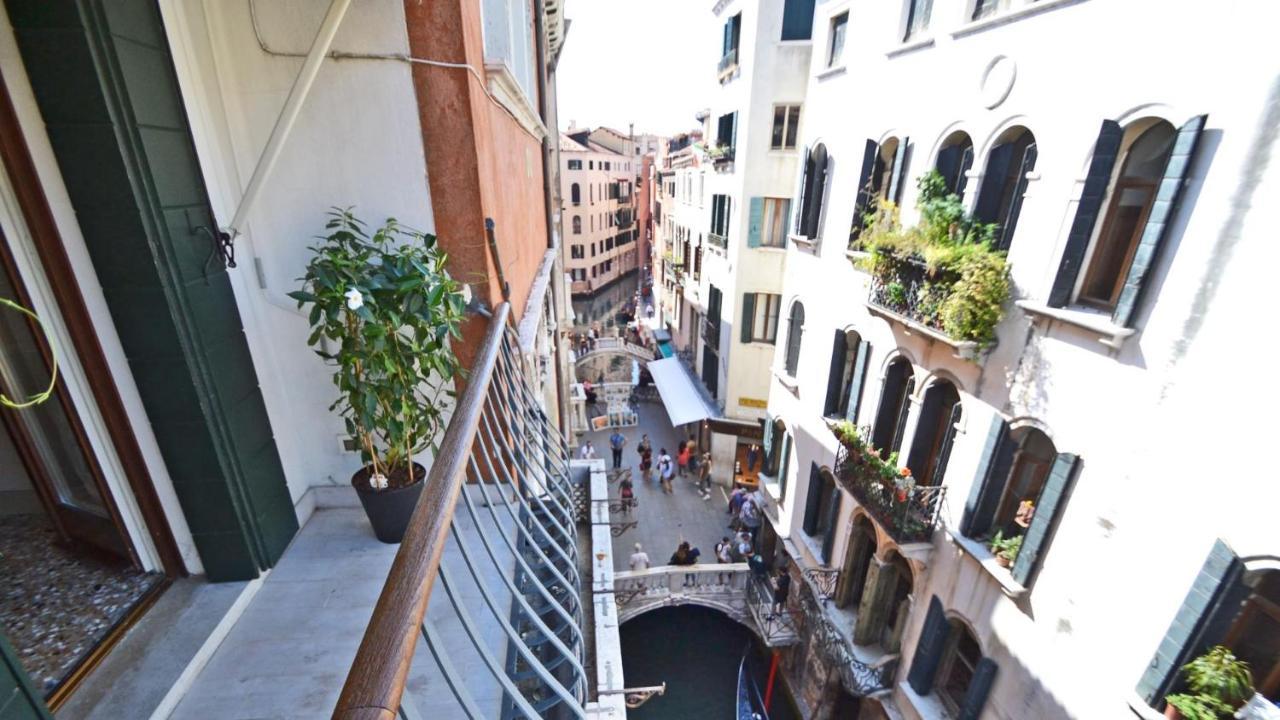 Ai Bareteri Luxury Canal View Venice Exterior photo