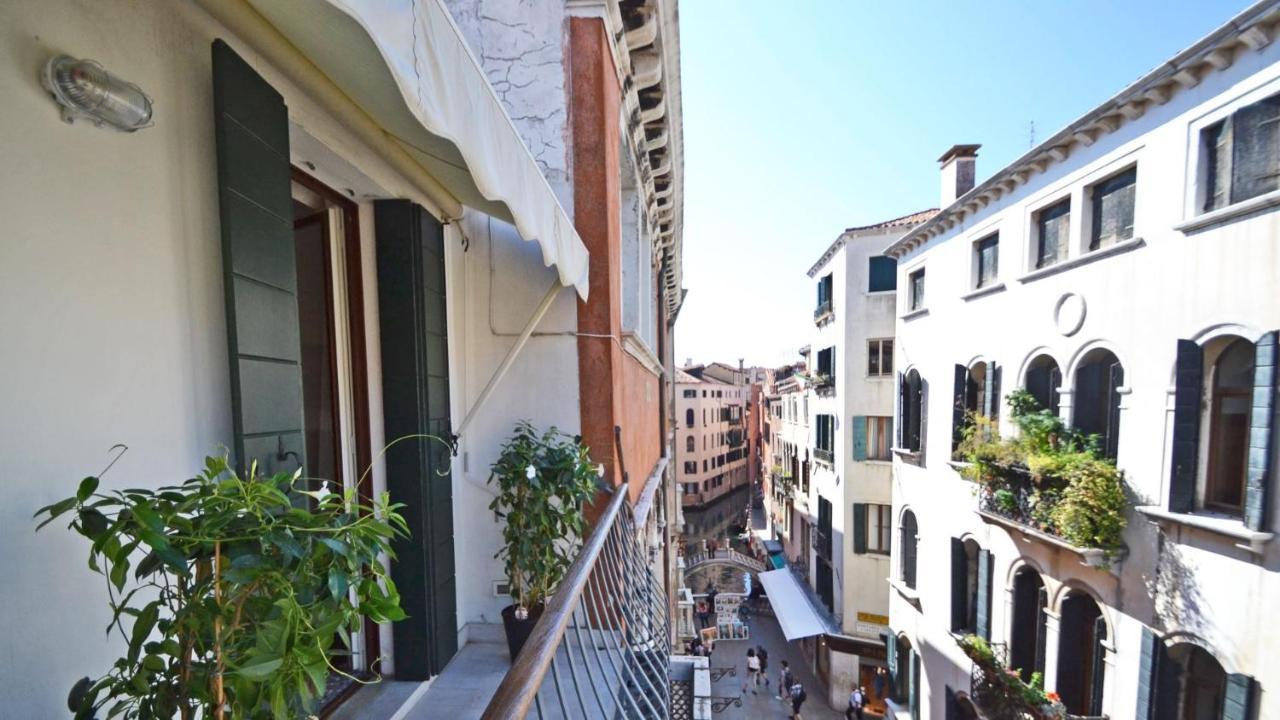 Ai Bareteri Luxury Canal View Venice Exterior photo